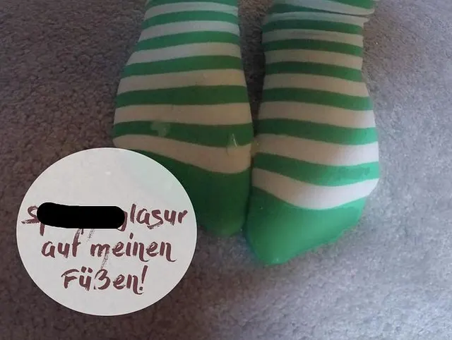 Spermaglasur auf meinen Füßen