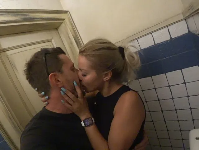 BADEZIMMER-QUICKIE IM RESTAURANT CHERRY KISS
