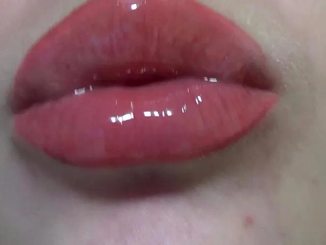 Lips fetish! Kissing! Lips gloss!