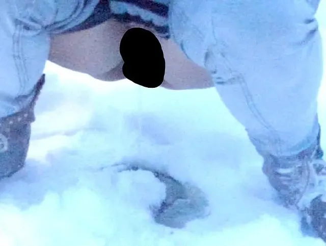 Pissen im Schnee