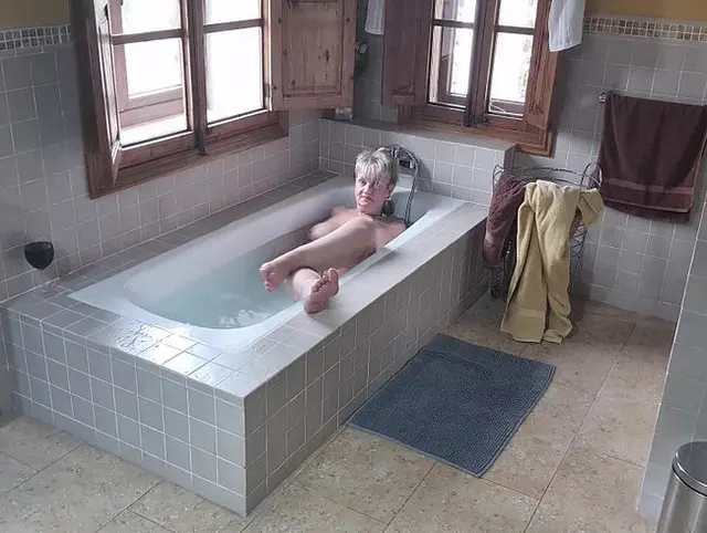 in der Wanne streicheln und an der Votze spielen