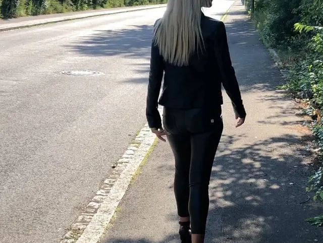 Straßenflittchen! Ich steig zu jedem ins Auto!