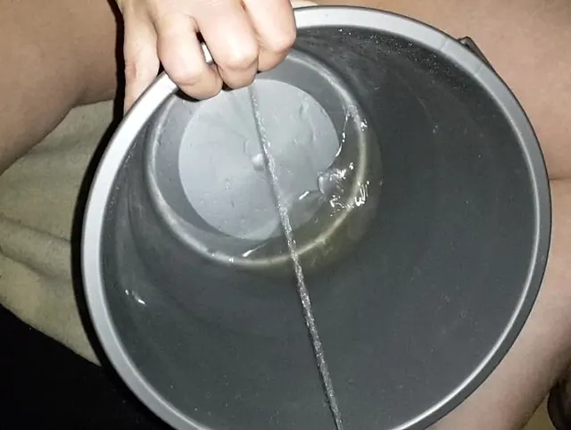 Pisseimer zwischen den Beinen und abgefurzt