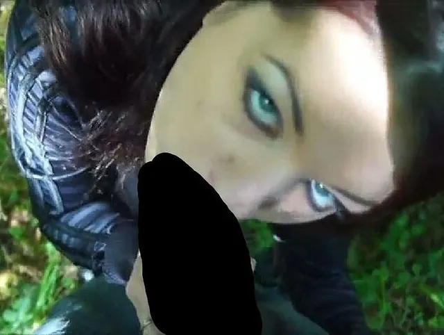Die kleine lutscht mich geil  Im Wald ab!