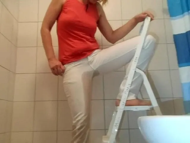 Jeanspiss auf der Leiter