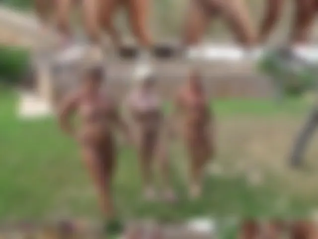 Hand in Hand mit 3 Milfs den Wixxer vollpissen