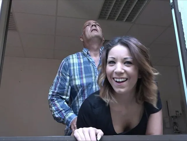 Der Vermieter fickt mich vor meinem Freund heimlich in den Arsch!!