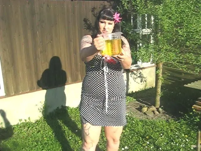 800 ml Pisse im Messbecher!