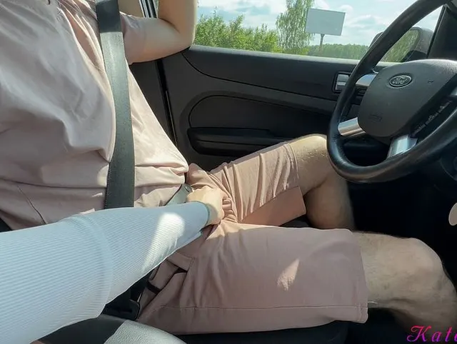 Ein junger Teenager mit großen Brüsten muss nichts in einem Taxi bezahlen. Blowjob zum Fahrer.
