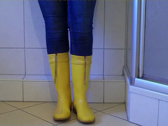 Pippi nur in Gummistiefeln und Jeans