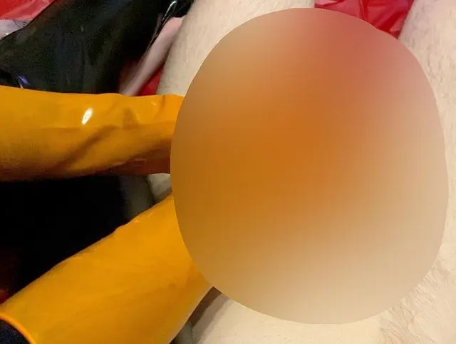 Gummigeil not wichsen mit Latex-melk-handschuhen