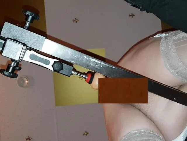 Ich lasse mich von einer Fickmaschine durchficken