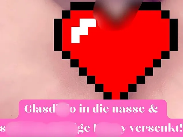 Glasdildo in die SCHWANZGIERIGE Pussy versenkt!