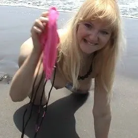 Im pinken Bikini am Meer