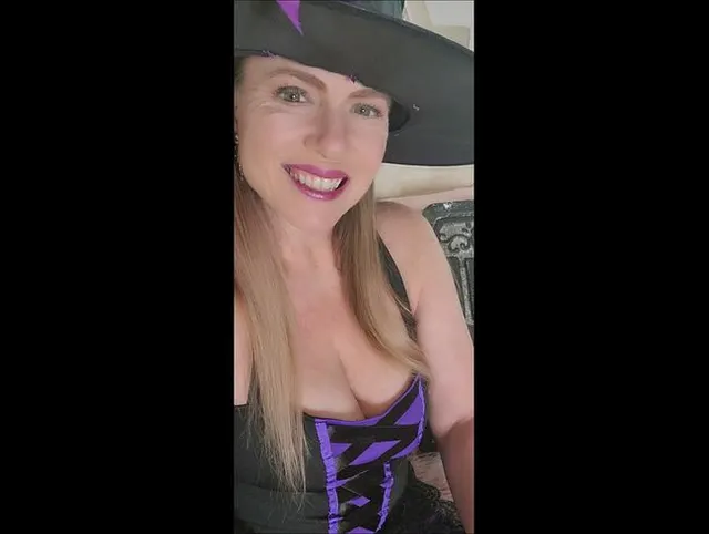 Sexy Hexe Nikki Halloween 2022 Dildolutschen und Ficken mit JOI