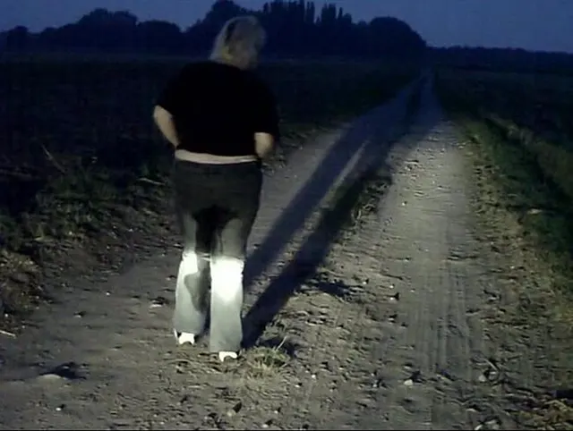 Einpissen auf dem Feld