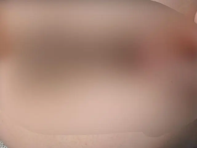 Nahaufnahme spielen mit verschiedenen Perlen im haarigen Arschloch