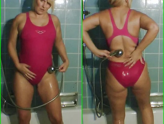 Mit pinkem Swimsuit in der Dusche