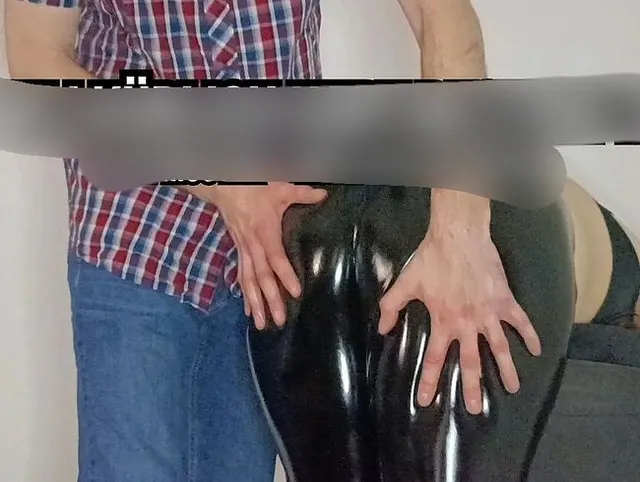 Daddy bestraft sein ungezogenes Mädchen willkürlich hart – geile Lackhose klatscht laut!