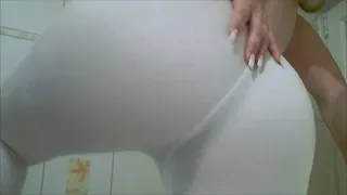 Kurz mal Pissen in weißer Leggings