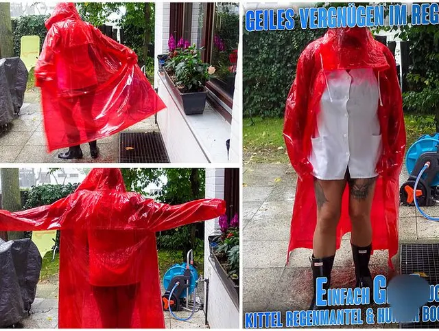 Geiles feuchtes Wetlook Vergnügen mit Kittel Lack Regenmantel und Hunter Gummistiefel