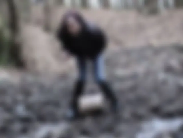 Mit Reithose und Gummireitstiefeln im Wald