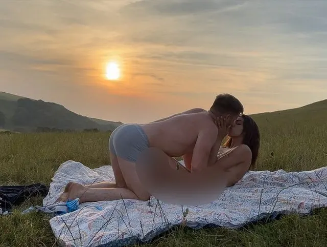Sex bei Sonnenuntergang auf einem abgelegenen Feld – Beinschütteln und romantischer Sex