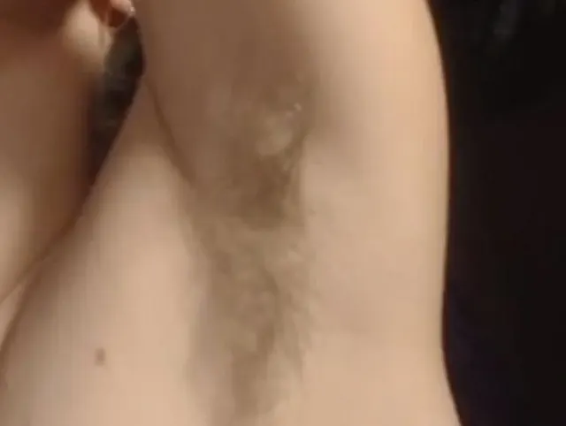 Sexy Mädchen leckt ihre haarigen verschwitzten Achseln und sagt, es ist lecker