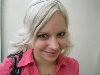 Daniella   bläßt im Hotelflur