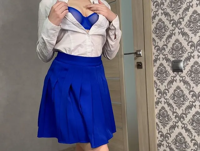 Die Schülerin kam in einem freizügigen Outfit zur Schule. Der Lehrer schalt sie wegen schlechten Benehmens.