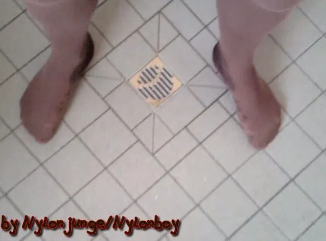 FAN Artikel 17 - Braune Strumpfhose pissen
