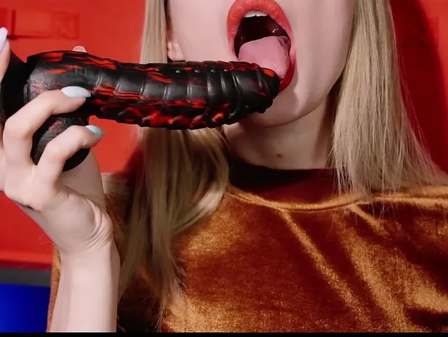 böser Drache zerstört den Mund der Blondine
