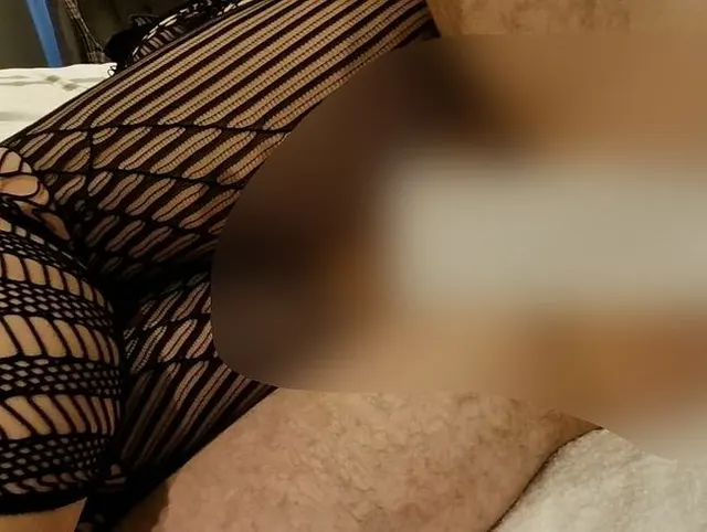 Ein User schiebt seinen großen Schwanz voll in meine enge Hurenfotze