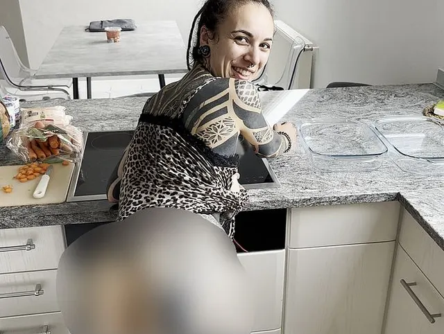 Unrasiert überrascht vom Riesen Schwanz da kann ich nicht Nein sagen !!