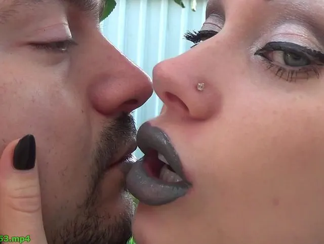 Bedecke Alex mit kakifarbenen, glänzenden Lippenstiftküssen im Freien! + Kleines Zungenspiel!