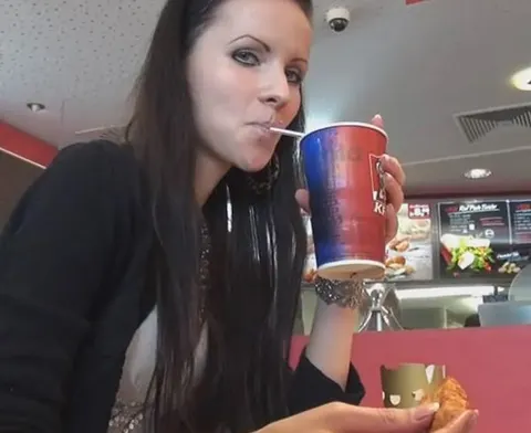 Model im Fastfood Laden gefickt
