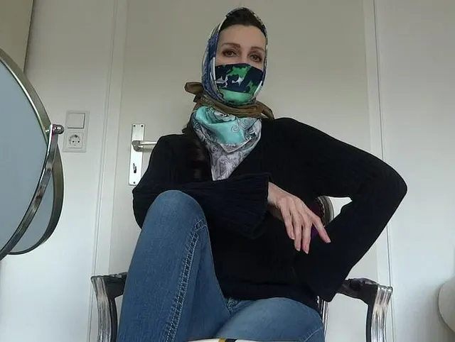 Seiden Tuch Maske und Kopftuch mit Rollkragen Pullover und Jeans