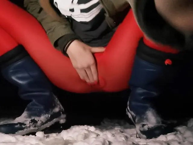 durch meine rote Strumpfhose gepisst :)