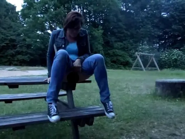 Pissen im Park auf der Bank