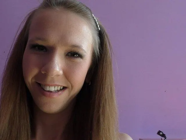 Rapunzel lässt ihr Haar herunter und bläst ihn steinhart