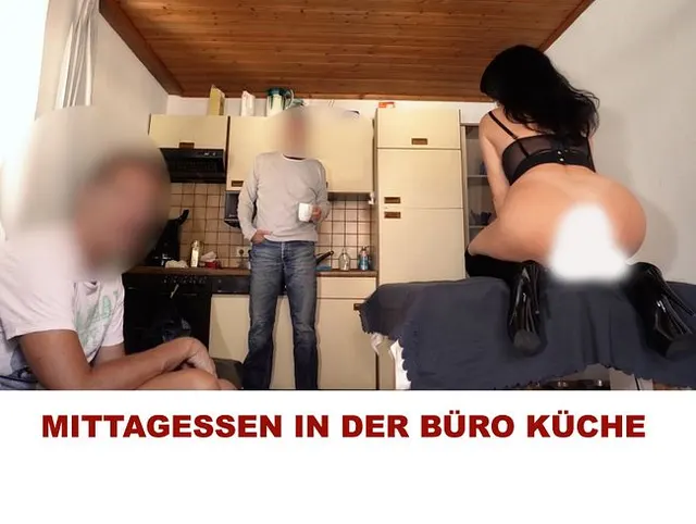 SPERMAORGIE IN DER BÜRO KANTINE