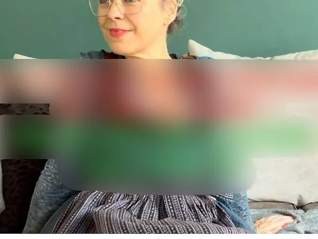 Ich lutsche seinen Schwanz so tief und nass, bis er mir die Glocken vollspritzt ...