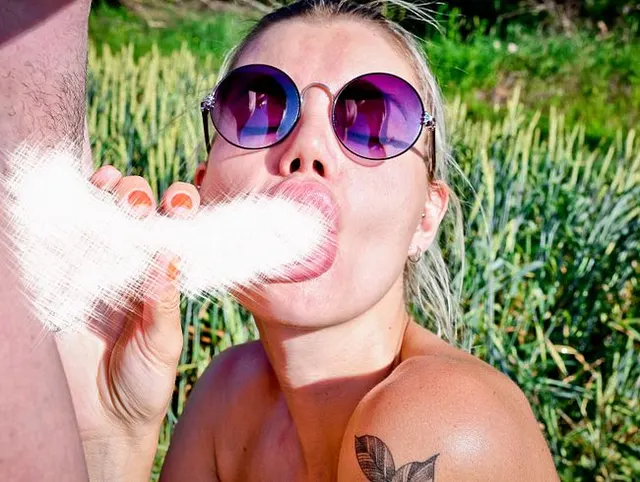 Die sexy Königin liebt es, diesen leckeren Schwanz draußen zu lutschen und sich in den Mund
