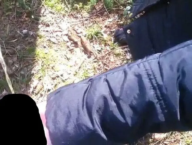 Geiles Teen hält mein Schwanz beim pissen