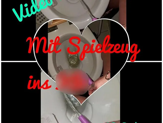 Mit Spielzeug und Furz  ins Klo