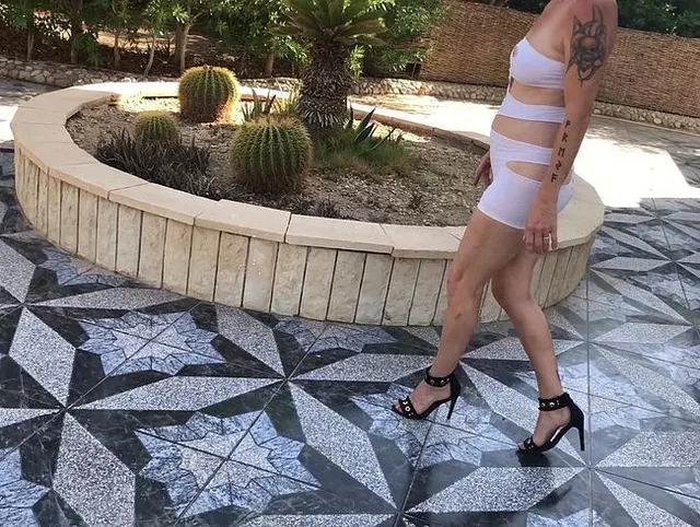 Vorschau aus High Heels: Ich gehe in Minikleid und HighHeels spaziern, zeige Titten und Fotze und ziehe mich aus