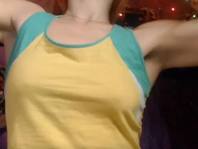 Super starkes Teen Girl zeigt ihre Muskeln vor der Kamera