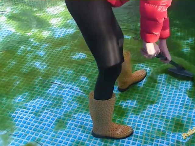 Pool reinigen in Gummistiefel