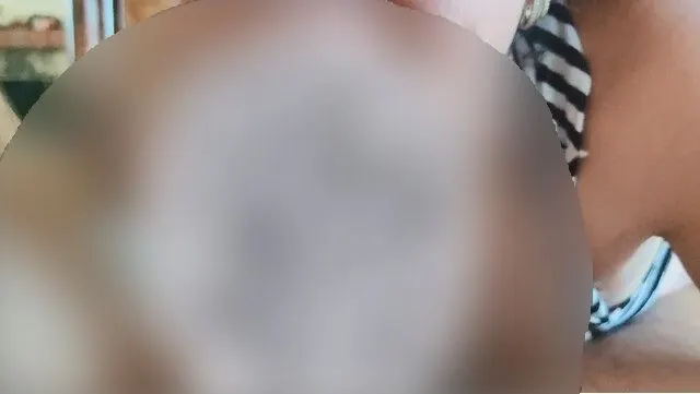 Reife MILF lutscht einen Schwanz, bis ihr der Mund voll ist