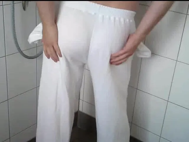 Pissen in die weisse Jogginghose